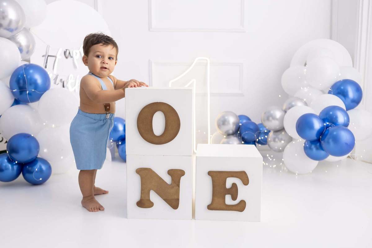 Ensaio smash the cake em estúdio. Fotografo em Londrina especializado em ensaios de bebes, família e crianças. Momento registrado pela fotografa Giscellayne.