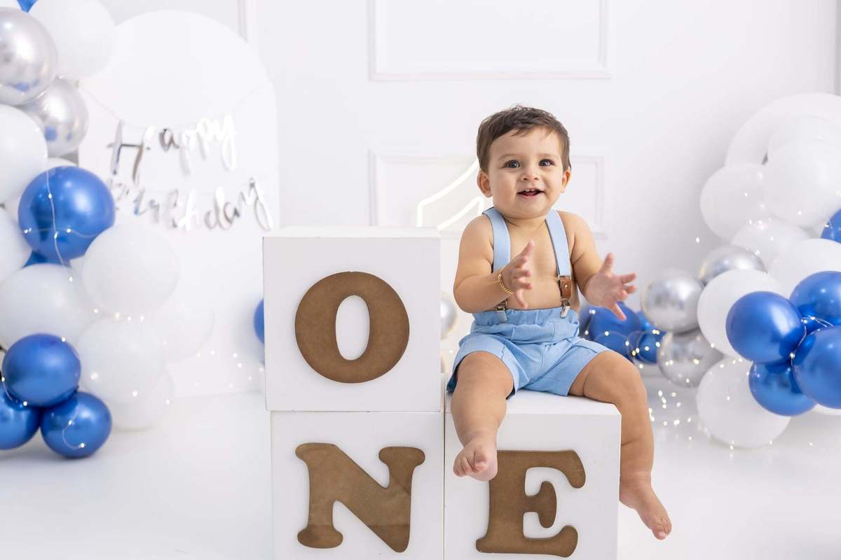 Ensaio smash the cake em estúdio. Fotografo em Londrina especializado em ensaios de bebes, família e crianças. Momento registrado pela fotografa Giscellayne.
