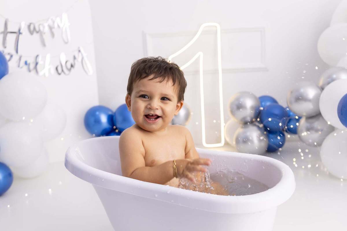Ensaio smash the cake em estúdio. Fotografo em Londrina especializado em ensaios de bebes, família e crianças. Momento registrado pela fotografa Giscellayne.
