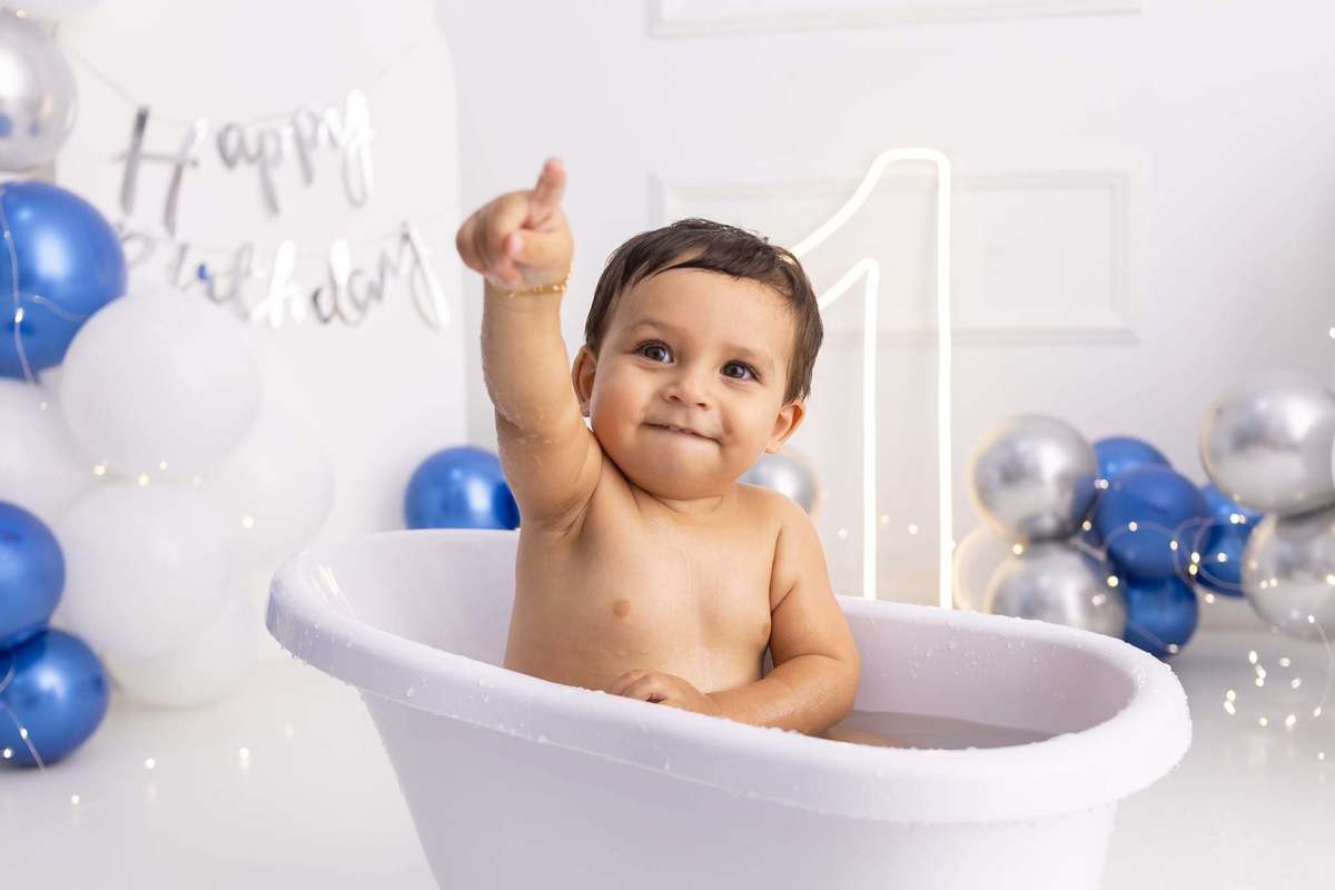 Ensaio smash the cake em estúdio. Fotografo em Londrina especializado em ensaios de bebes, família e crianças. Momento registrado pela fotografa Giscellayne.