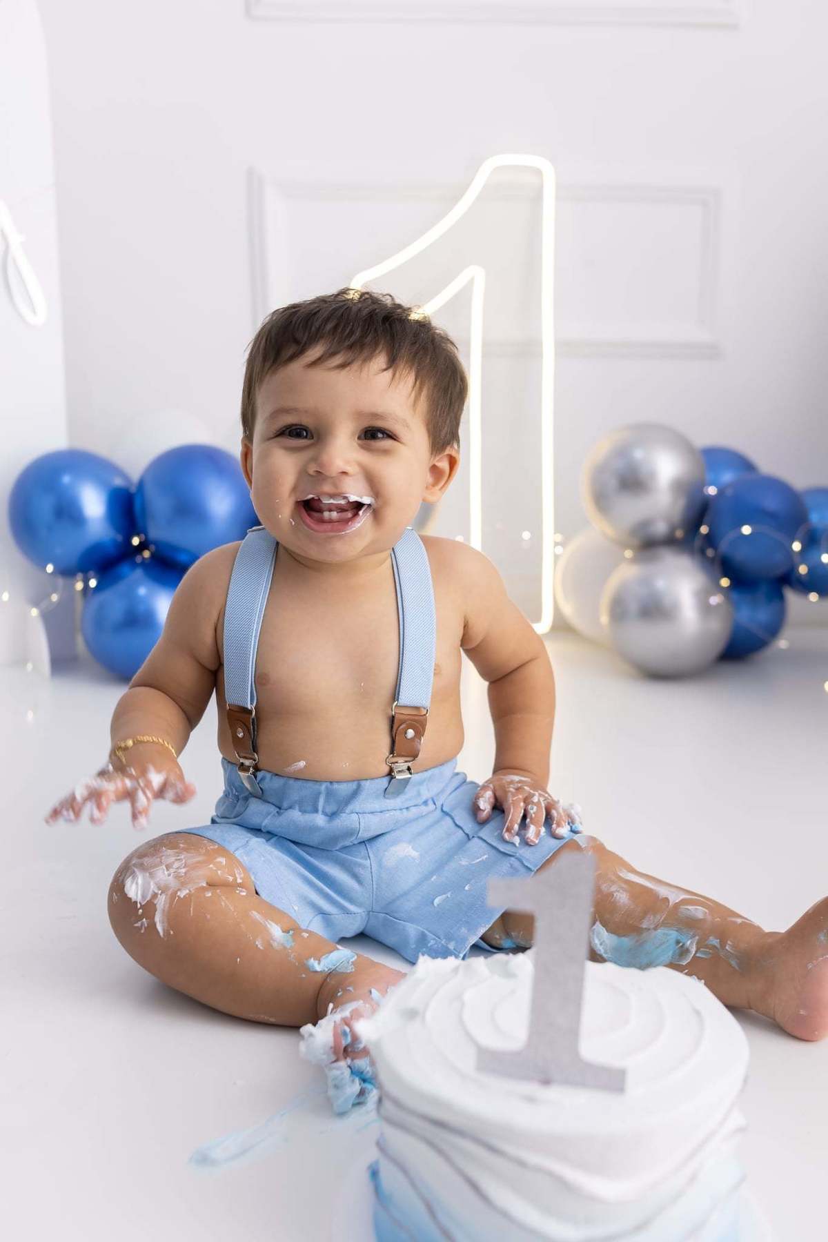 Ensaio  smash the cake em estúdio. Fotografo em Londrina especializado em ensaios de bebes, família e crianças. Momento registrado pela fotografa Giscellayne.