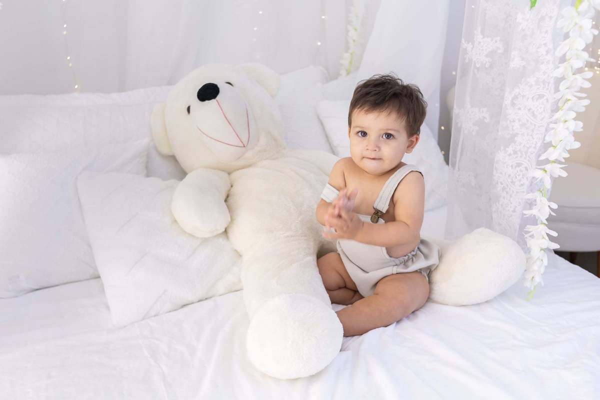 Ensaio smash the cake em estúdio. Fotografo em Londrina especializado em ensaios de bebes, família e crianças. Momento registrado pela fotografa Giscellayne.
