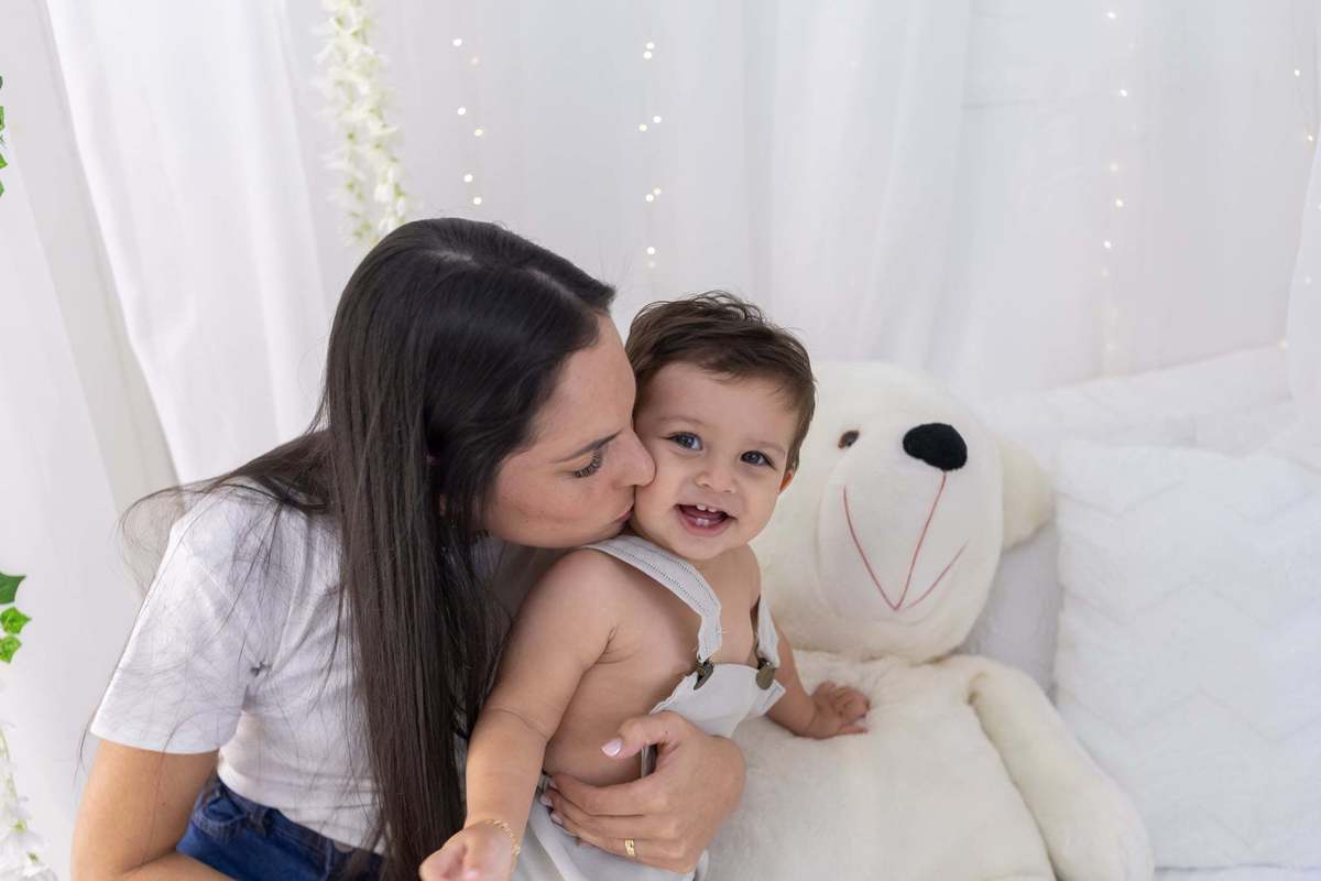 Ensaio  smash the cake em estúdio. Fotografo em Londrina especializado em ensaios de bebes, família e crianças. Momento registrado pela fotografa Giscellayne.