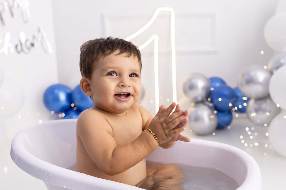 Ensaio  smash the cake em estúdio. Fotografo em Londrina especializado em ensaios de bebes, família e crianças. Momento registrado pela fotografa Giscellayne.