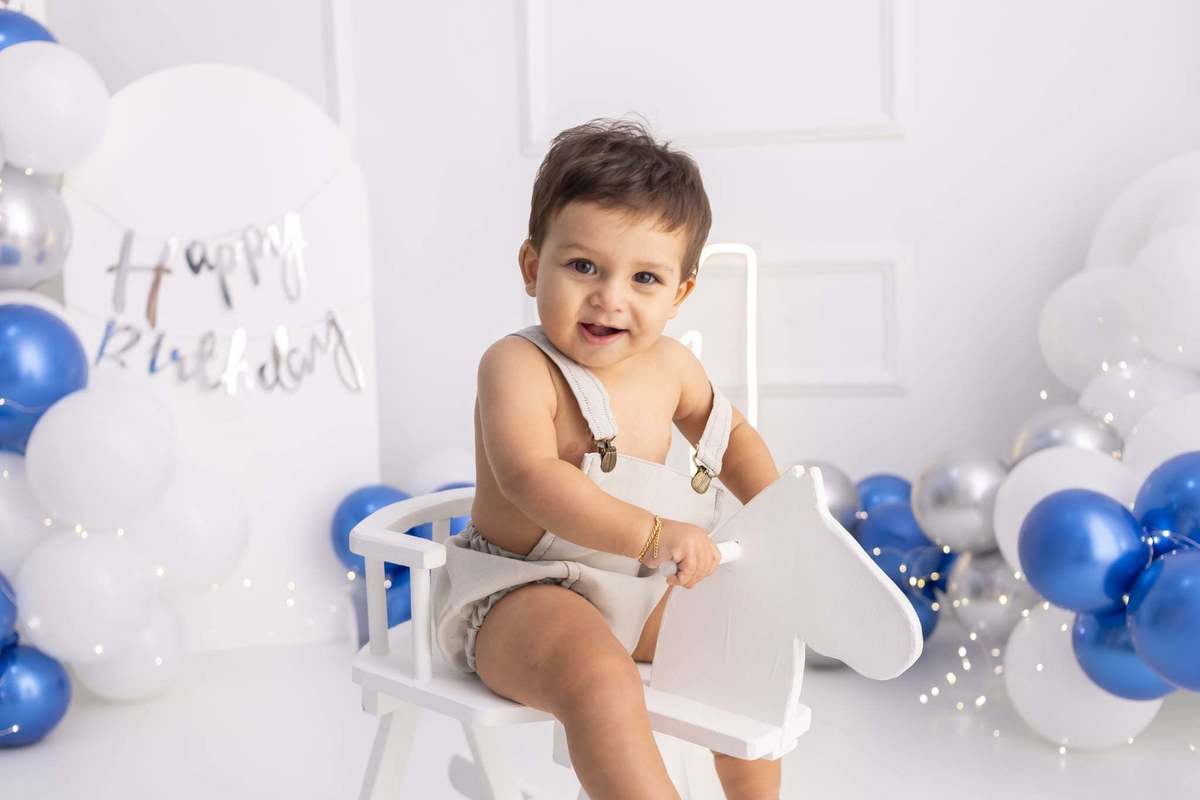Ensaio smash the cake em estúdio. Fotografo em Londrina especializado em ensaios de bebes, família e crianças. Momento registrado pela fotografa Giscellayne.