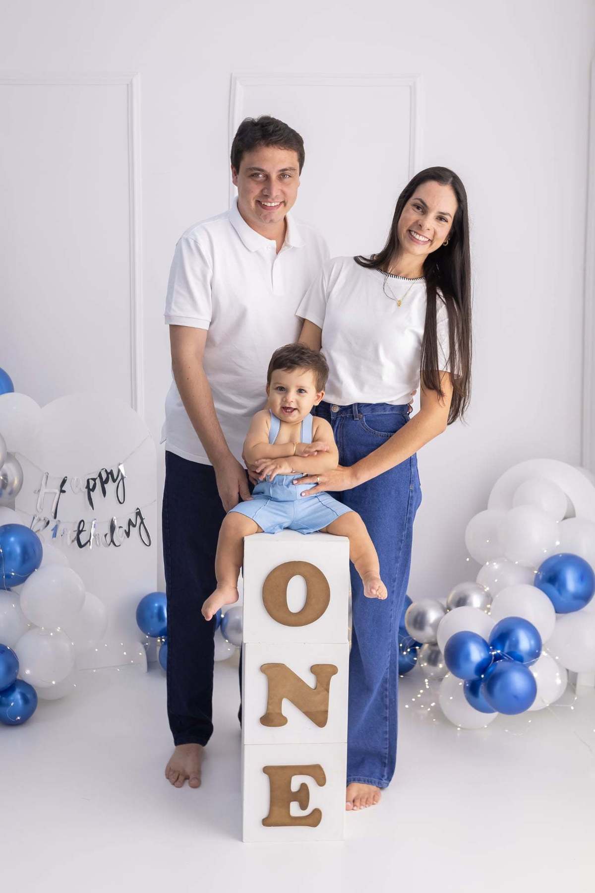 Ensaio smash the cake em estúdio. Fotografo em Londrina especializado em ensaios de bebes, família e crianças. Momento registrado pela fotografa Giscellayne.