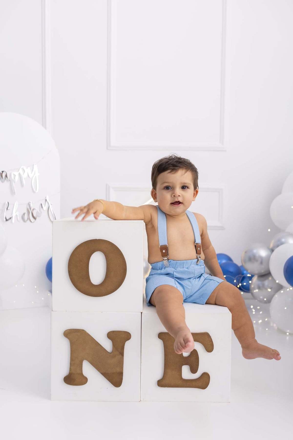 Ensaio smash the cake em estúdio. Fotografo em Londrina especializado em ensaios de bebes, família e crianças. Momento registrado pela fotografa Giscellayne.