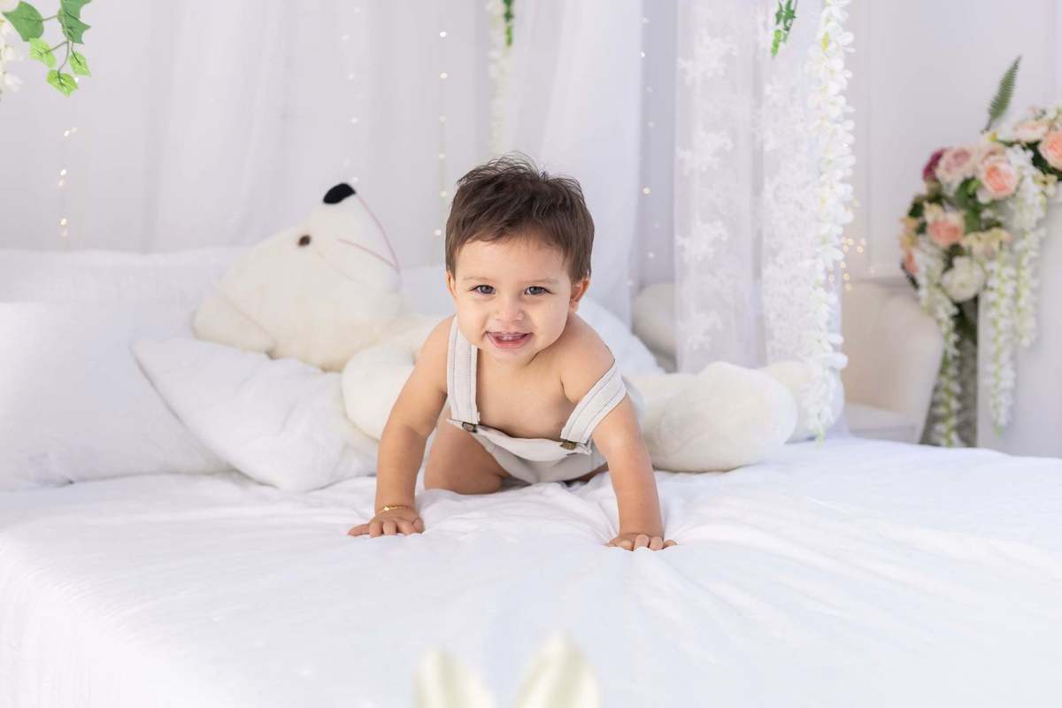Ensaio  smash the cake em estúdio. Fotografo em Londrina especializado em ensaios de bebes, família e crianças. Momento registrado pela fotografa Giscellayne.