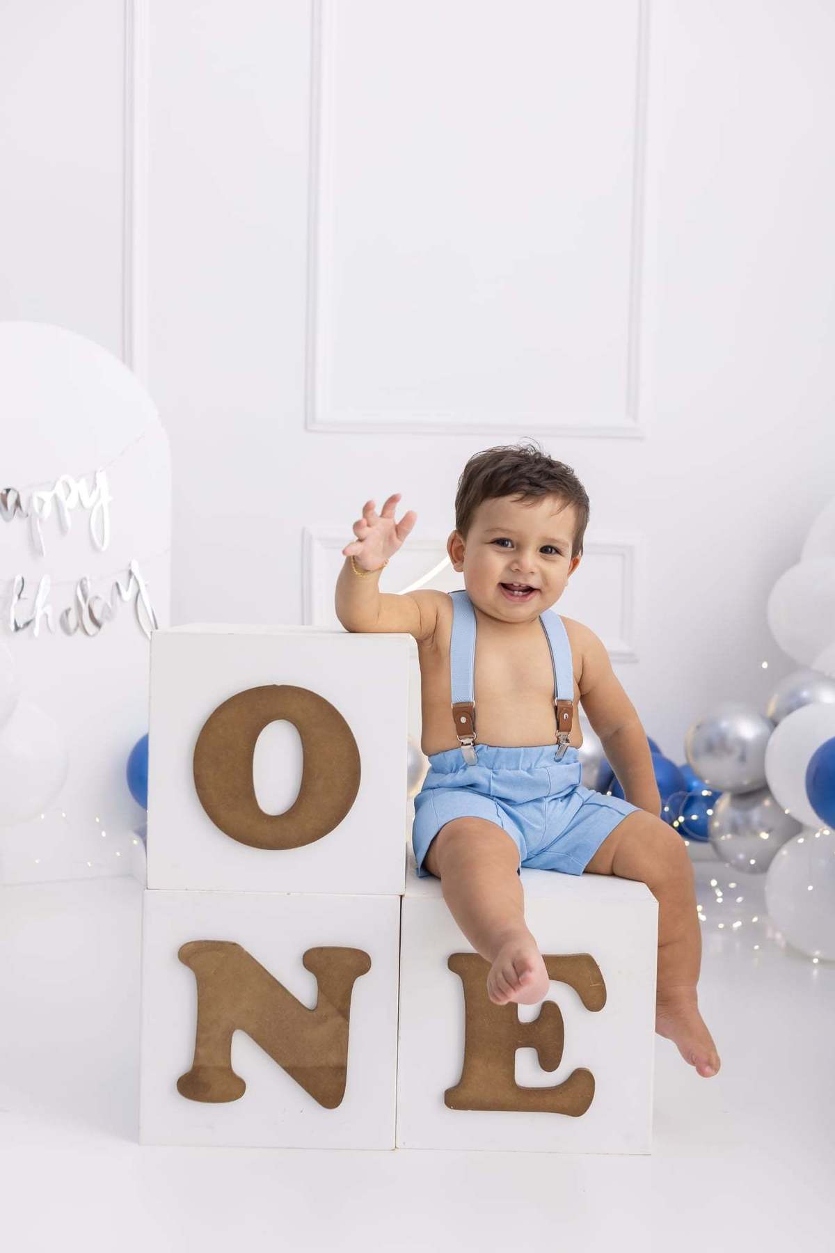 Ensaio smash the cake em estúdio. Fotografo em Londrina especializado em ensaios de bebes, família e crianças. Momento registrado pela fotografa Giscellayne.