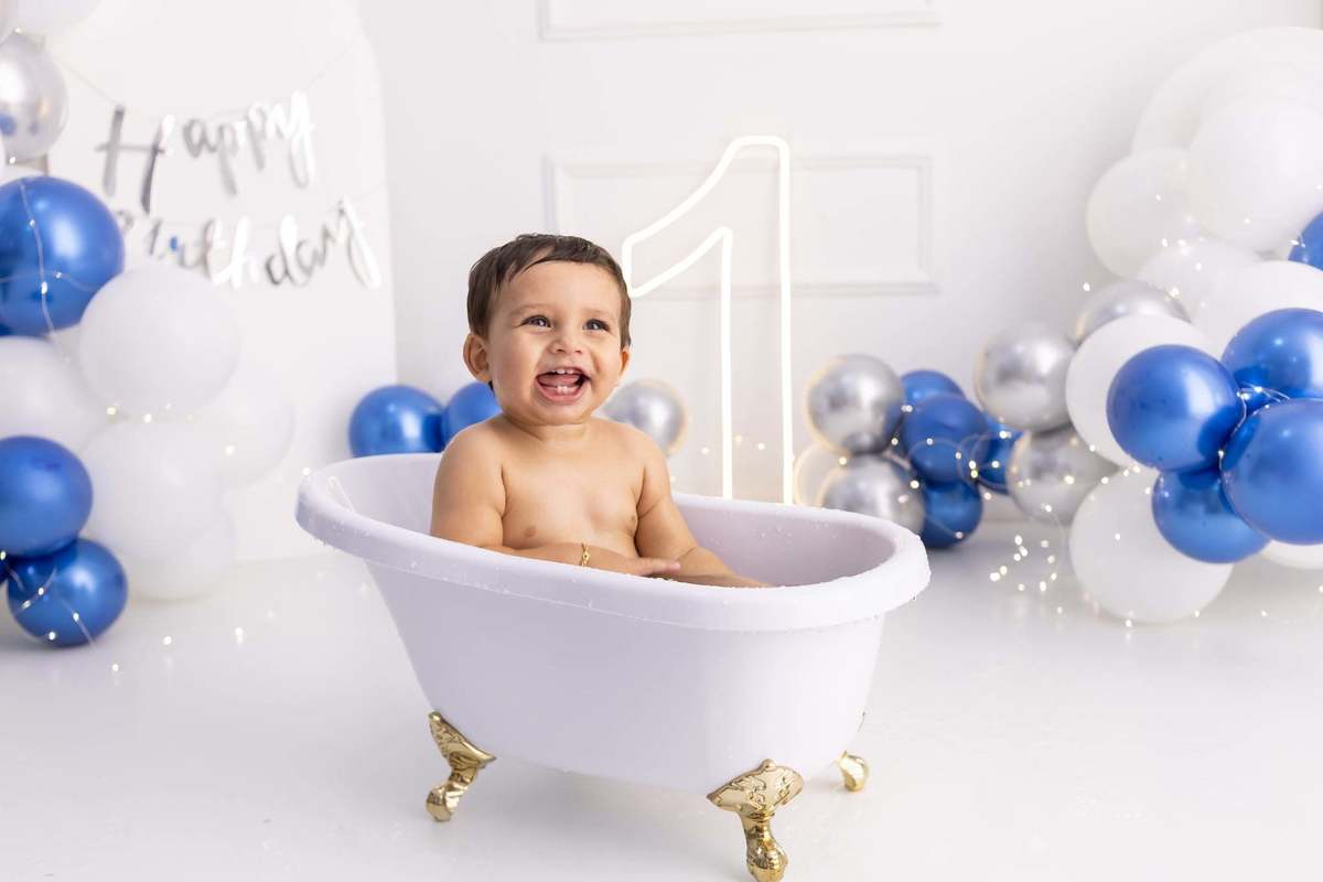 Ensaio smash the cake em estúdio. Fotografo em Londrina especializado em ensaios de bebes, família e crianças. Momento registrado pela fotografa Giscellayne.