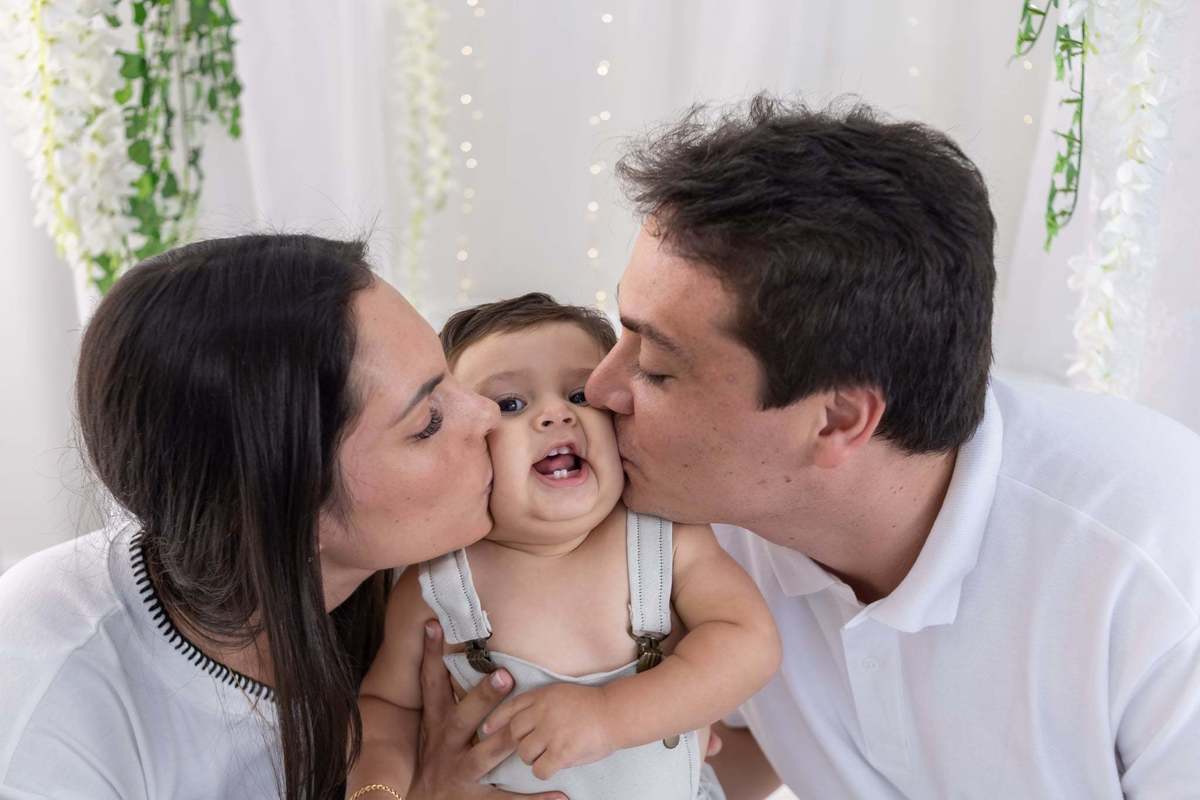 Ensaio smash the cake em estúdio. Fotografo em Londrina especializado em ensaios de bebes, família e crianças. Momento registrado pela fotografa Giscellayne.