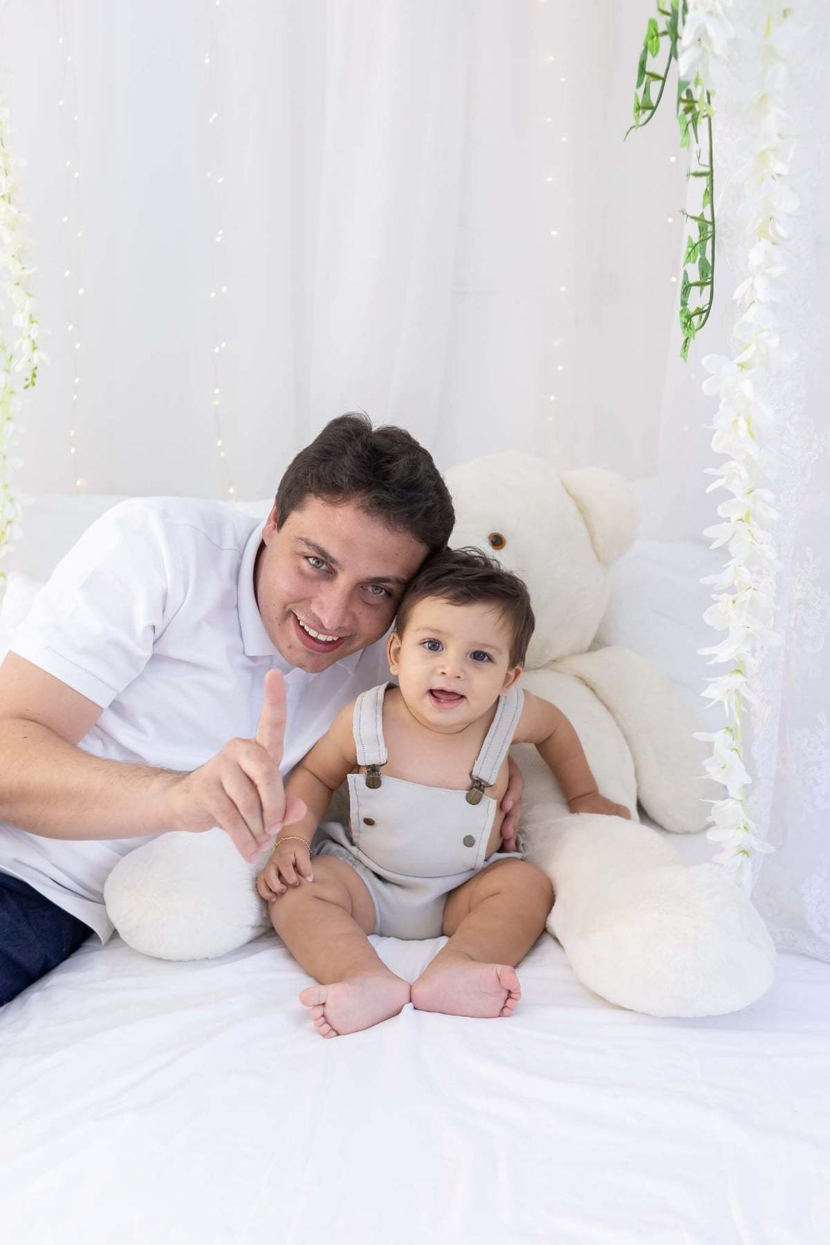 Ensaio smash the cake em estúdio. Fotografo em Londrina especializado em ensaios de bebes, família e crianças. Momento registrado pela fotografa Giscellayne.