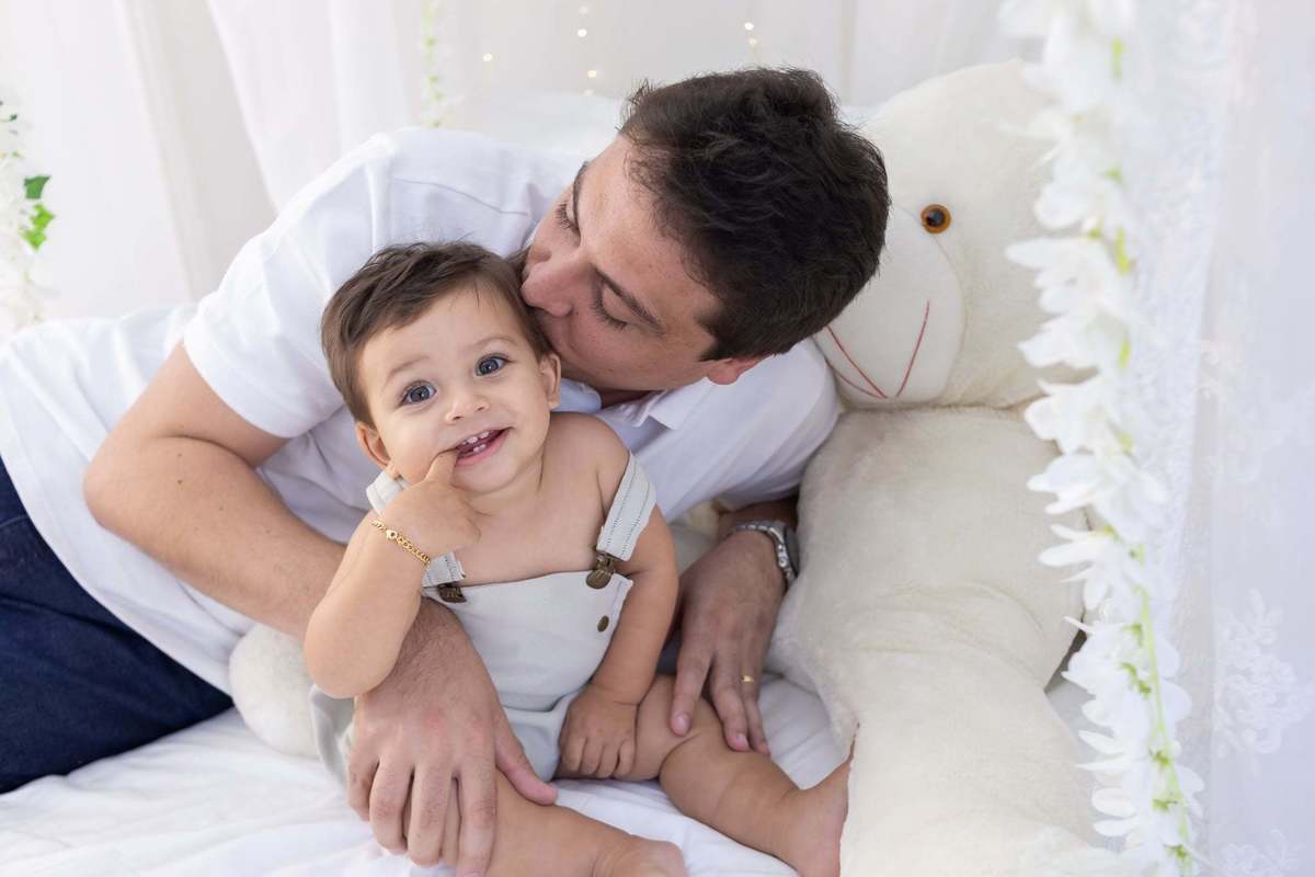 Ensaio  smash the cake em estúdio. Fotografo em Londrina especializado em ensaios de bebes, família e crianças. Momento registrado pela fotografa Giscellayne.