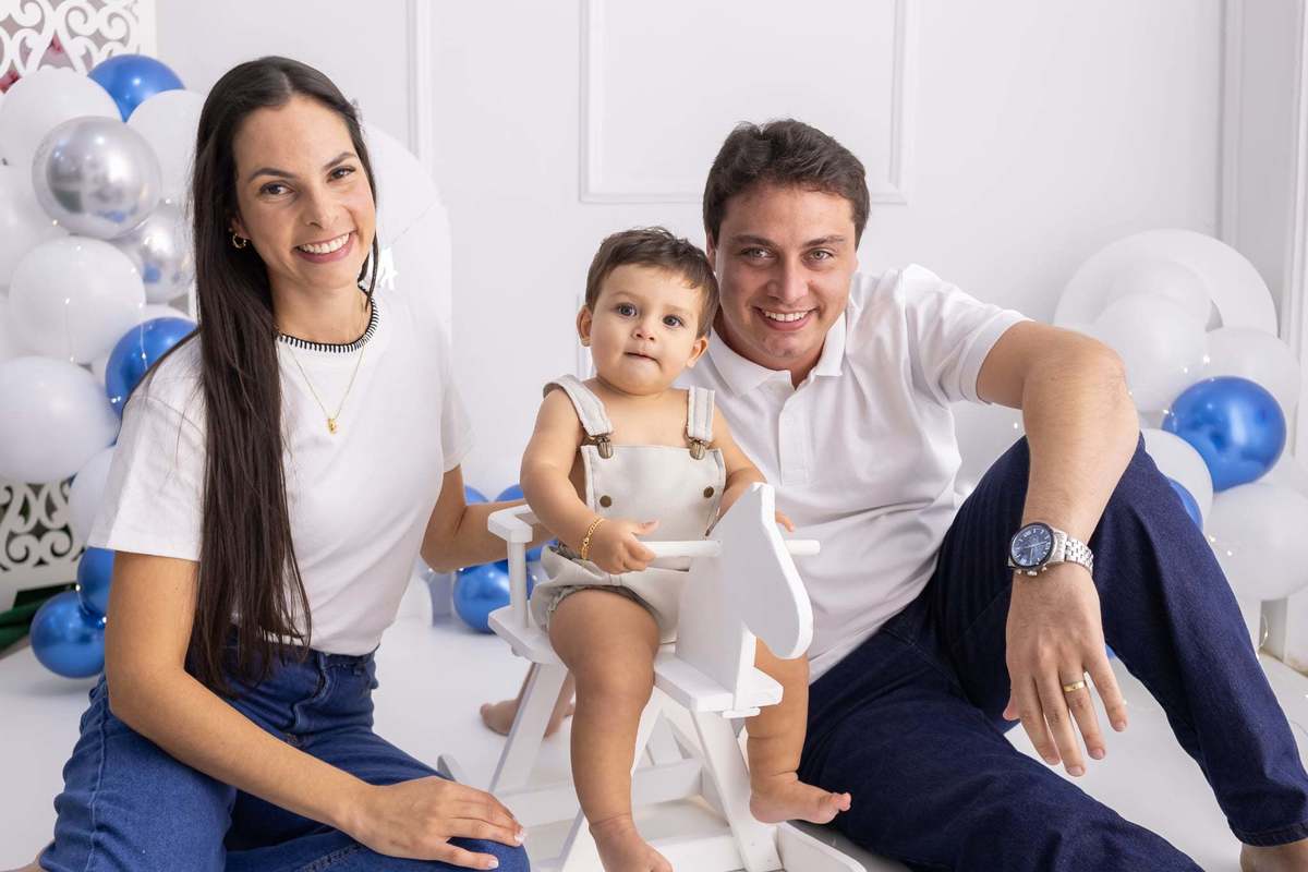 Ensaio  smash the cake em estúdio. Fotografo em Londrina especializado em ensaios de bebes, família e crianças. Momento registrado pela fotografa Giscellayne.
