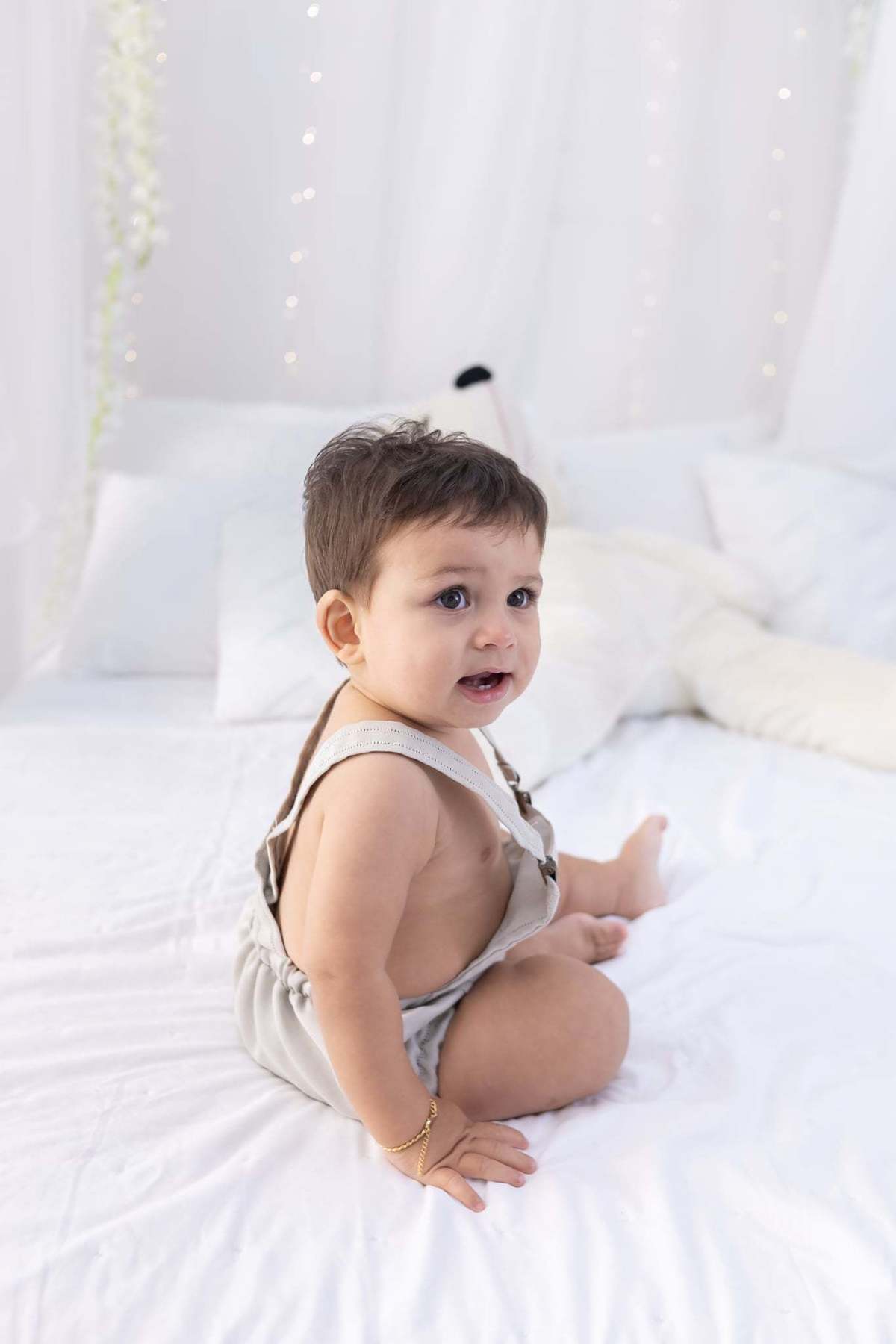 Ensaio smash the cake em estúdio. Fotografo em Londrina especializado em ensaios de bebes, família e crianças. Momento registrado pela fotografa Giscellayne.