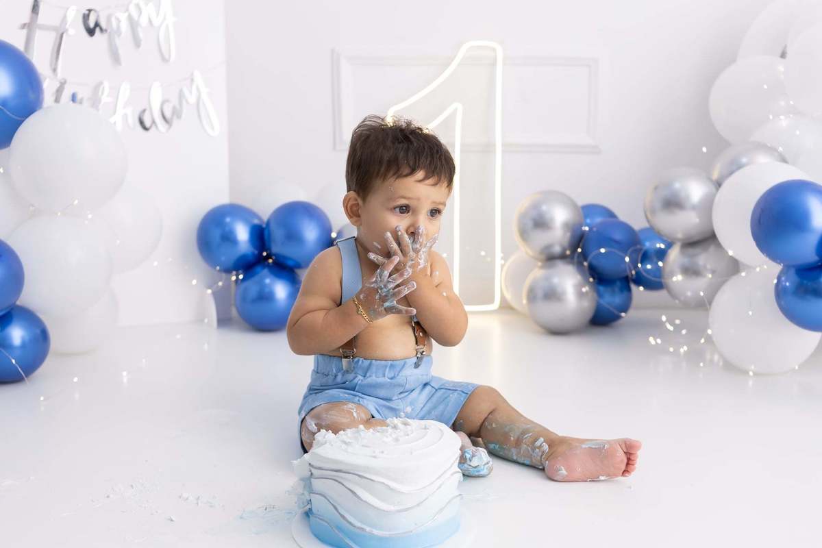 Ensaio smash the cake em estúdio. Fotografo em Londrina especializado em ensaios de bebes, família e crianças. Momento registrado pela fotografa Giscellayne.