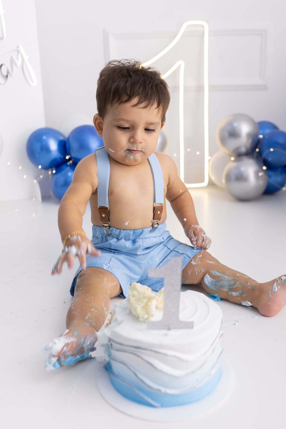 Ensaio smash the cake em estúdio. Fotografo em Londrina especializado em ensaios de bebes, família e crianças. Momento registrado pela fotografa Giscellayne.