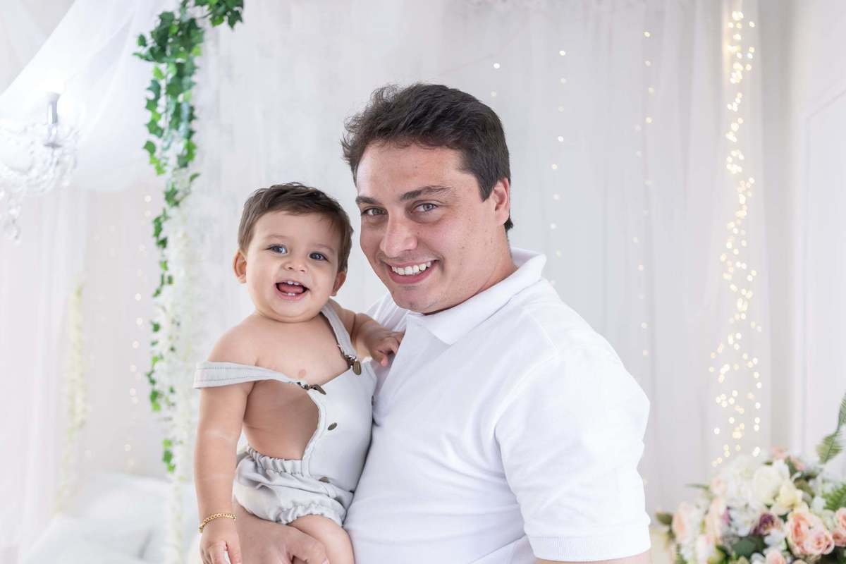 Ensaio  smash the cake em estúdio. Fotografo em Londrina especializado em ensaios de bebes, família e crianças. Momento registrado pela fotografa Giscellayne.
