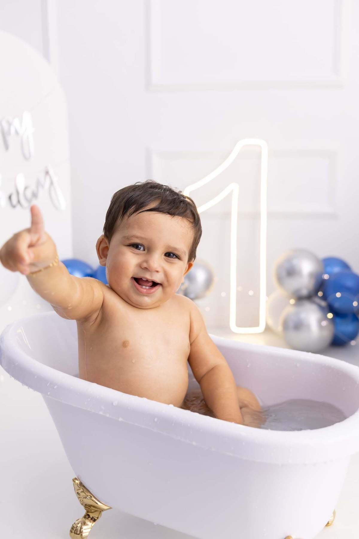 Ensaio  smash the cake em estúdio. Fotografo em Londrina especializado em ensaios de bebes, família e crianças. Momento registrado pela fotografa Giscellayne.