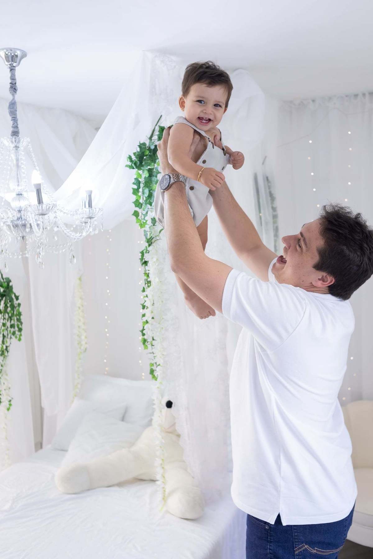 Ensaio  smash the cake em estúdio. Fotografo em Londrina especializado em ensaios de bebes, família e crianças. Momento registrado pela fotografa Giscellayne.