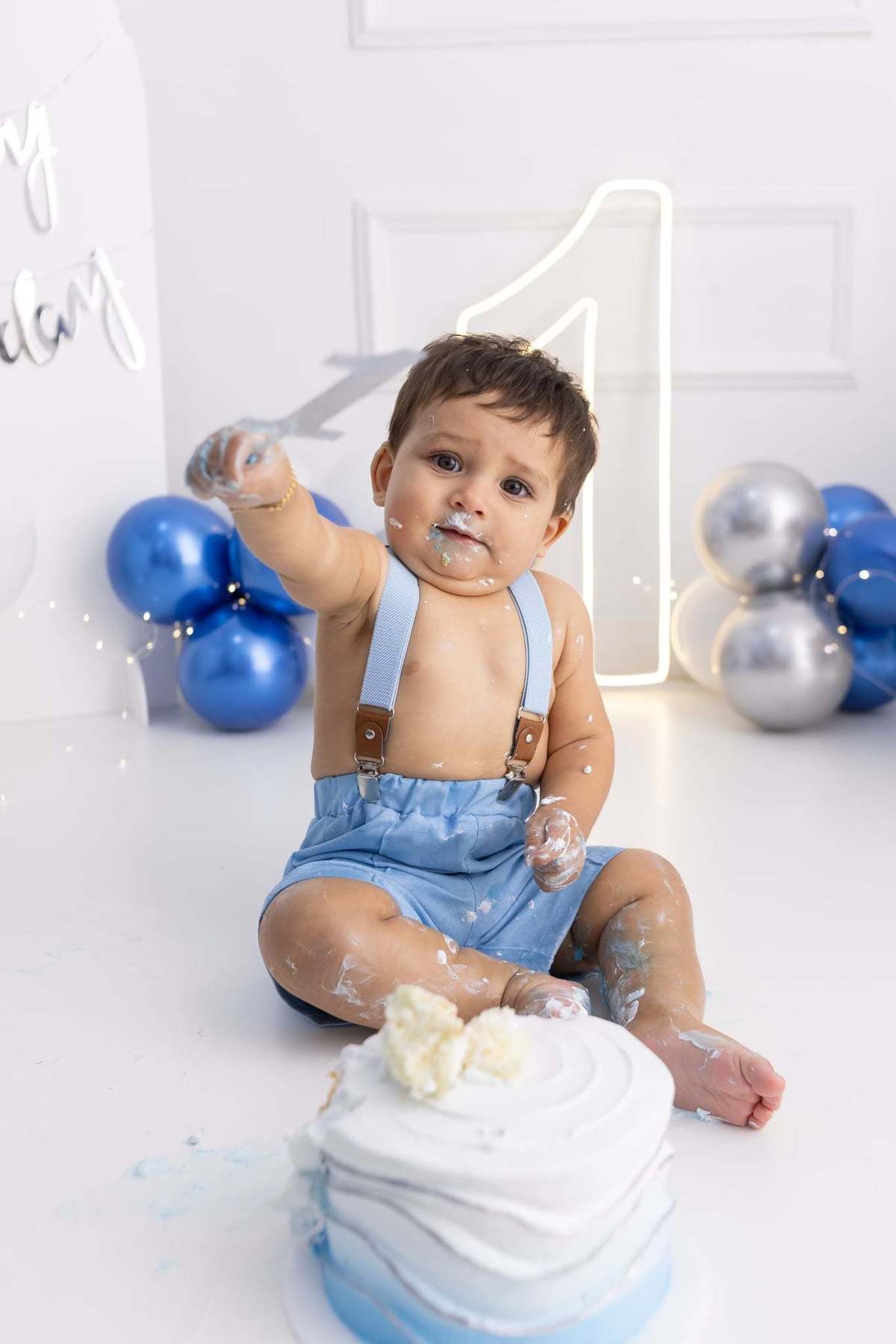 Ensaio smash the cake em estúdio. Fotografo em Londrina especializado em ensaios de bebes, família e crianças. Momento registrado pela fotografa Giscellayne.