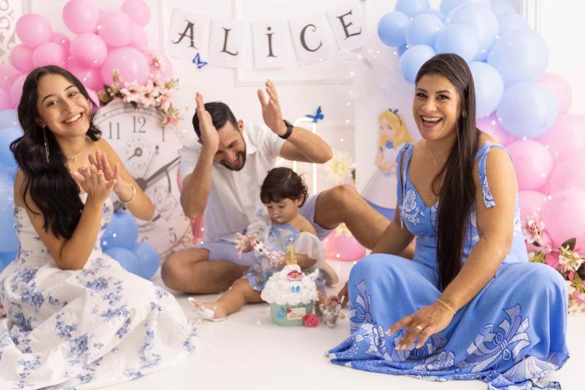 Ensaio  smash the cake em estúdio. Fotografo em Londrina especializado em ensaios de bebes, família e crianças. Momento registrado pela fotografa Giscellayne.