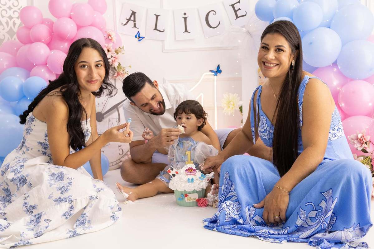 Ensaio  smash the cake em estúdio. Fotografo em Londrina especializado em ensaios de bebes, família e crianças. Momento registrado pela fotografa Giscellayne.