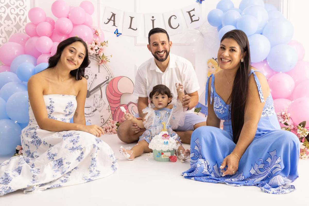 Ensaio  smash the cake em estúdio. Fotografo em Londrina especializado em ensaios de bebes, família e crianças. Momento registrado pela fotografa Giscellayne.