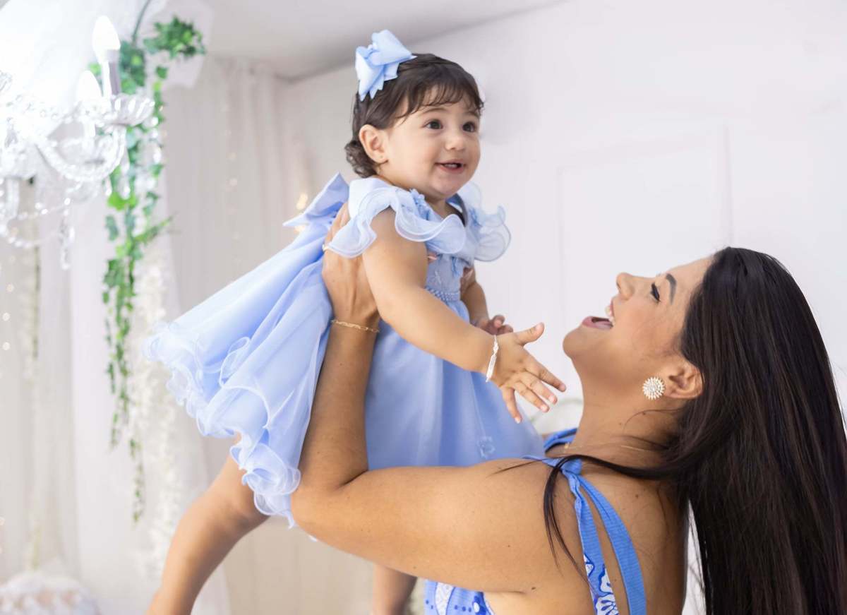 Ensaio  smash the cake em estúdio. Fotografo em Londrina especializado em ensaios de bebes, família e crianças. Momento registrado pela fotografa Giscellayne.