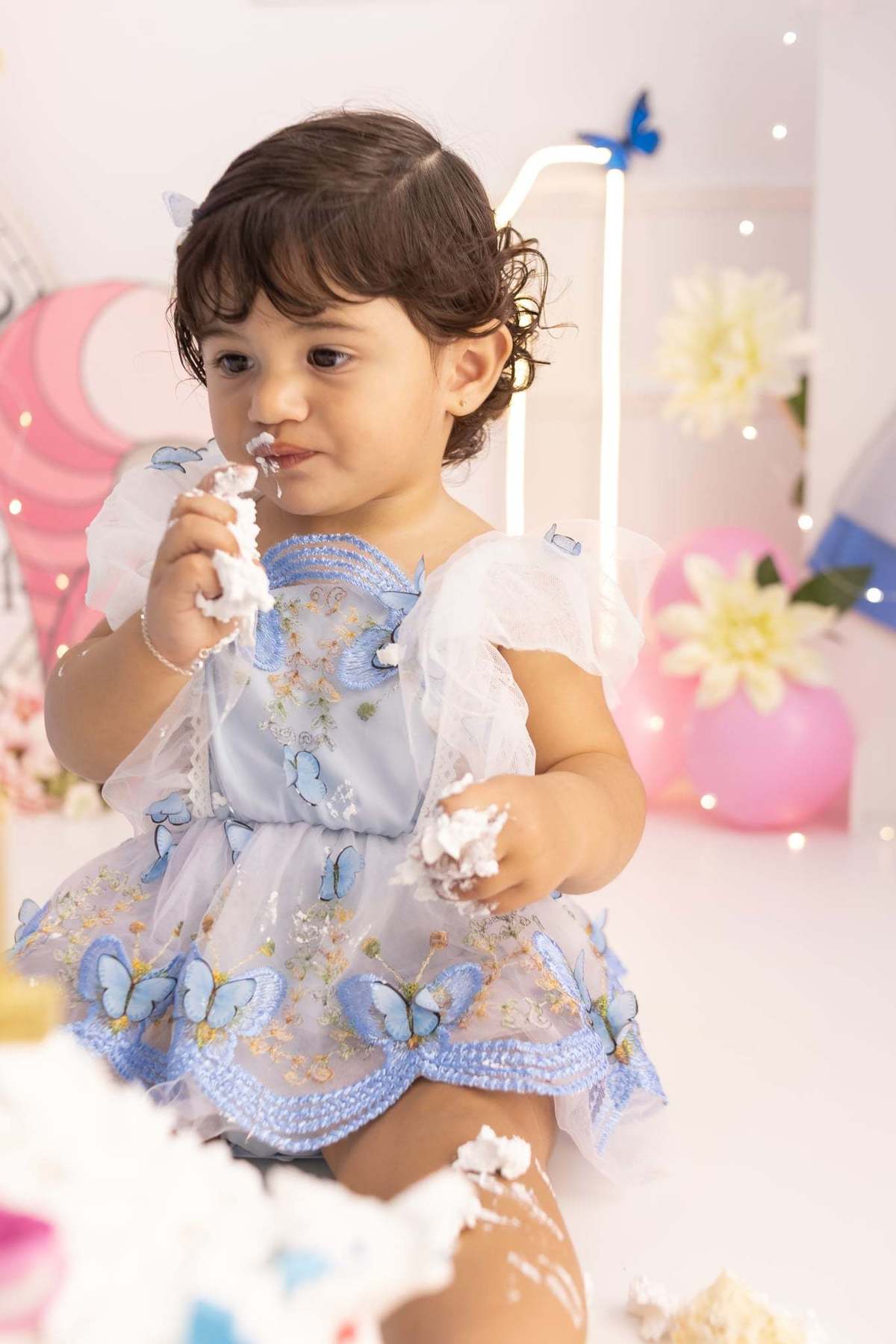 Ensaio  smash the cake em estúdio. Fotografo em Londrina especializado em ensaios de bebes, família e crianças. Momento registrado pela fotografa Giscellayne.
