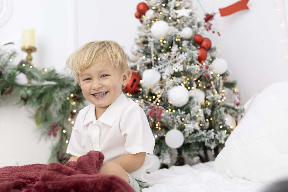 Ensaio de família com bebê de dois anos em cenário de Natal, cenário fábrica do Noel, cenário cama e cenário neve. Fotógrafa em Londrina-Pr especialista em ensaios de Natal. Gy fotografia.