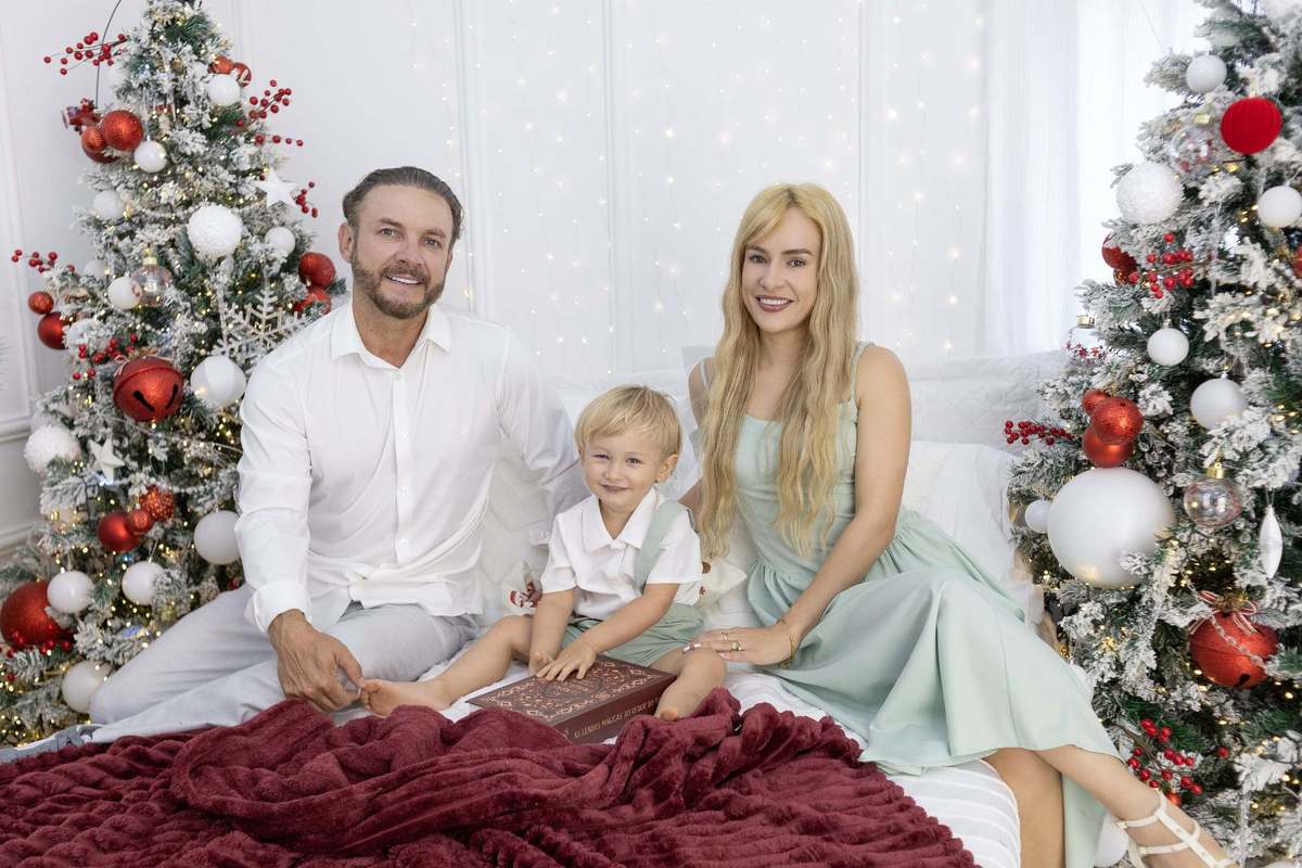 Ensaio de família com bebê de dois anos em cenário de Natal, cenário fábrica do Noel, cenário cama e cenário neve. Fotógrafa em Londrina-Pr especialista em ensaios de Natal. Gy fotografia.