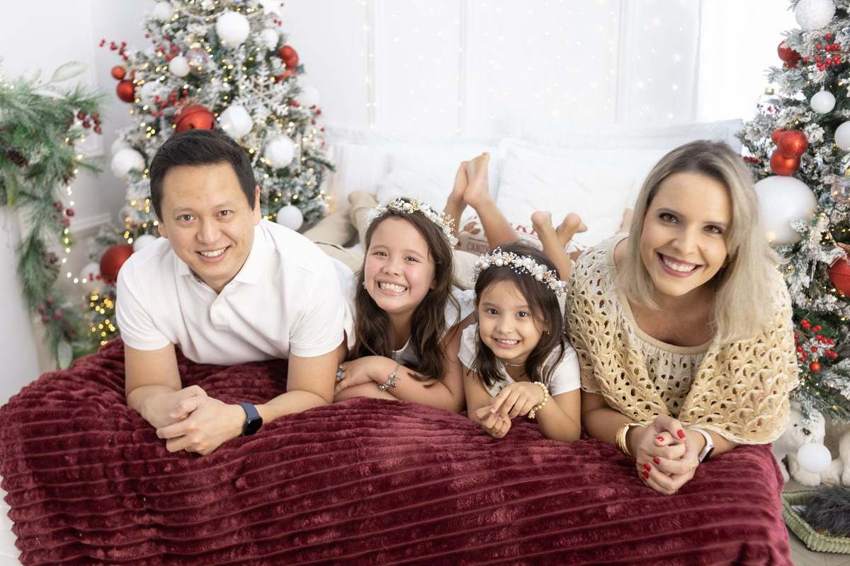 Ensaio de família com a Isabela 9 anos e a Luísa 4 anos , em cenário de Natal, cenário fábrica do Noel, cenário cama e cenário neve. Fotógrafa em Londrina-Pr especialista em ensaios de Natal. Gy fotografia.