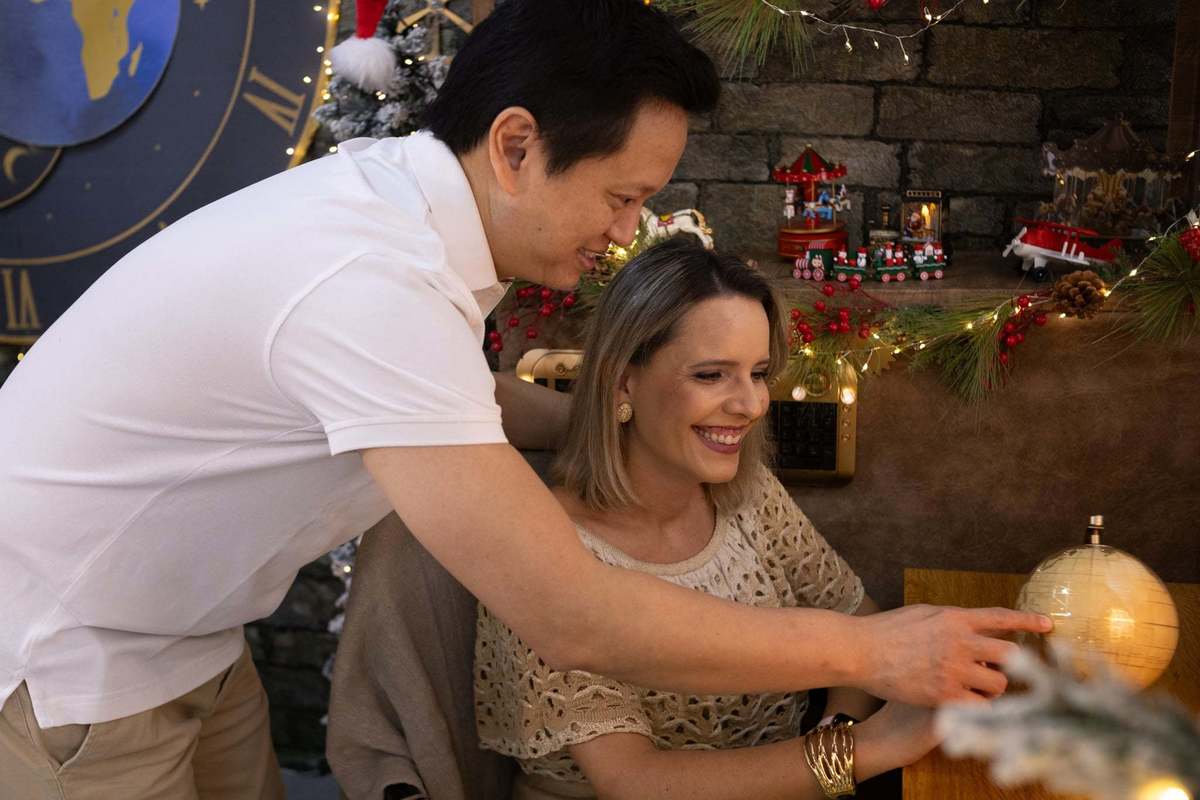 Ensaio de casal em cenário de Natal, cenário fábrica do Noel, cenário cama e cenário neve. Fotógrafa em Londrina-Pr especialista em ensaios de Natal. Gy fotografia.