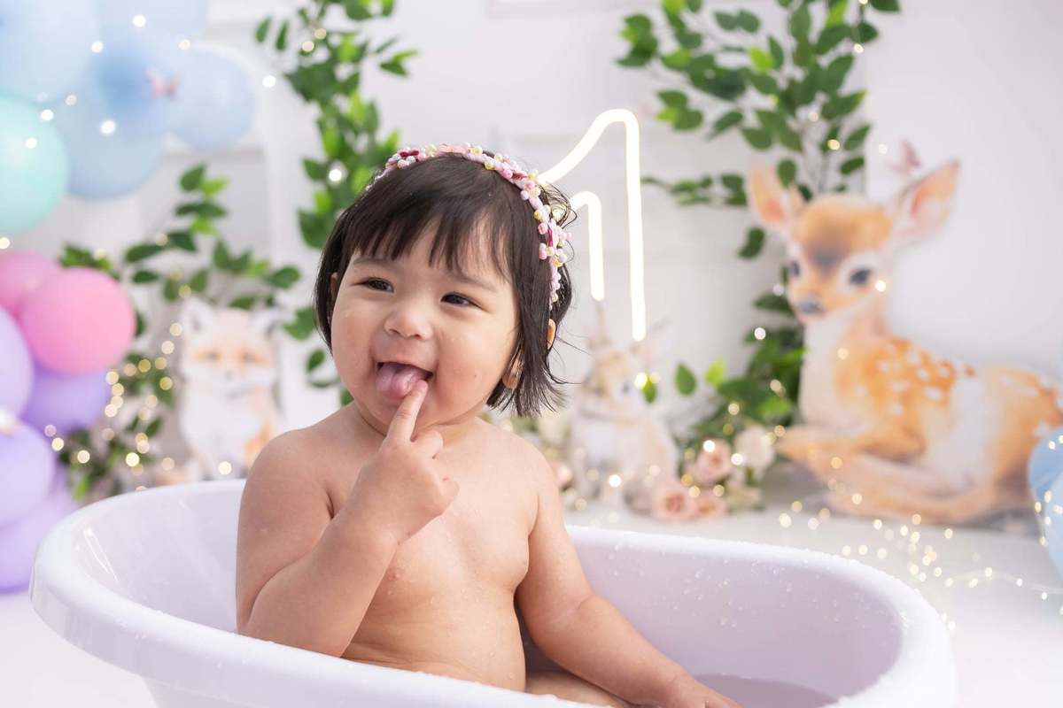 Ensaio smash the cake, cenário jardim secreto com animais, ensaio com banheira, bolo e muito mais! Fotógrafa em Londrina especialista em ensaios com bebês e sessões de aniversário. Estúdio Gy fotografia 