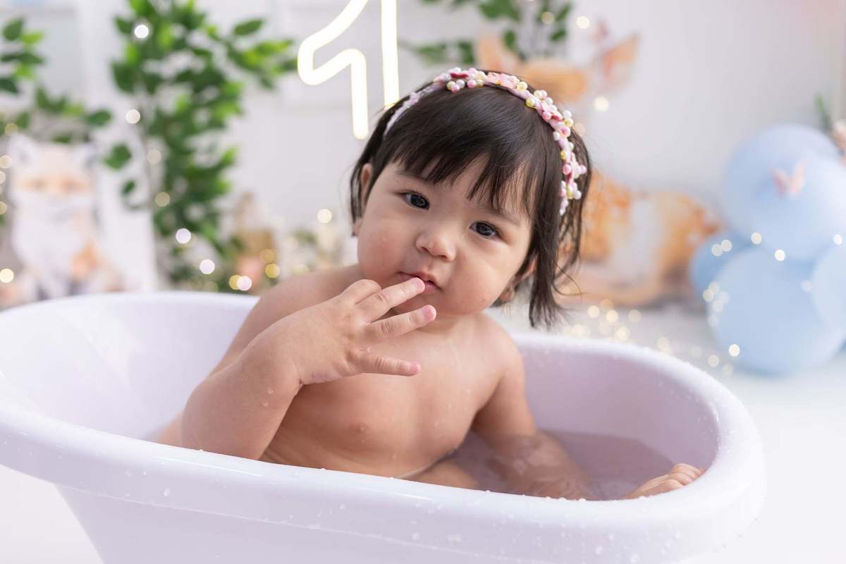 Ensaio smash the cake, cenário jardim secreto com animais, ensaio com banheira, bolo e muito mais! Fotógrafa em Londrina especialista em ensaios com bebês e sessões de aniversário. Estúdio Gy fotografia 