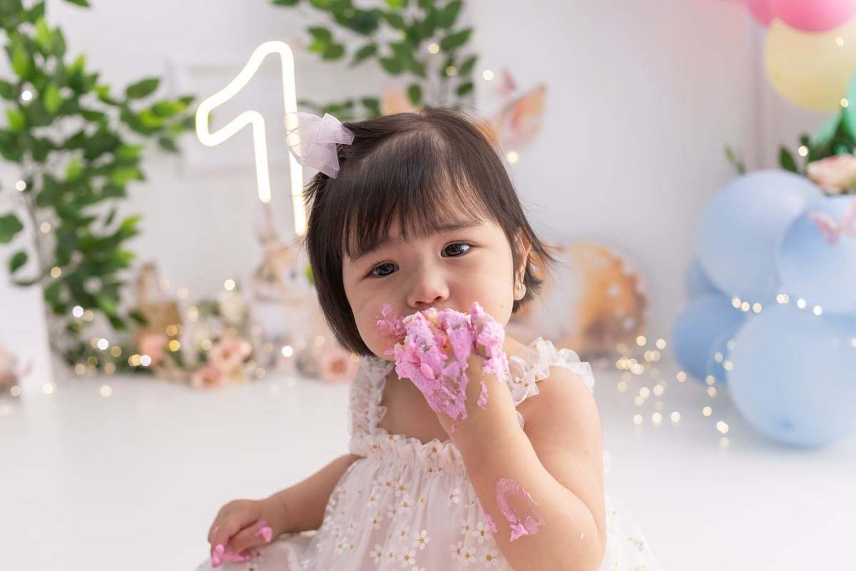 Ensaio smash the cake, cenário jardim secreto com animais, ensaio com banheira, bolo e muito mais! Fotógrafa em Londrina especialista em ensaios com bebês e sessões de aniversário. Estúdio Gy fotografia 