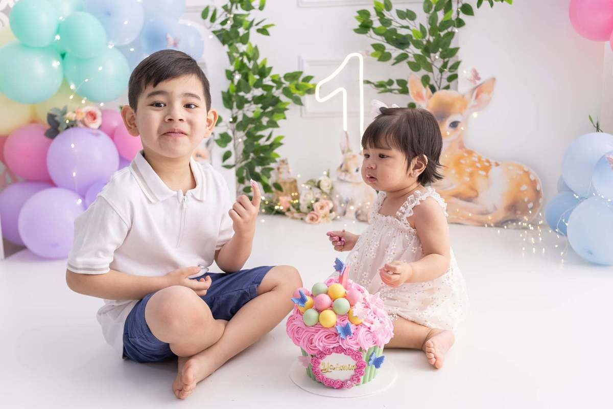 Ensaio smash the cake, cenário jardim secreto com animais, ensaio com banheira, bolo e muito mais! Fotógrafa em Londrina especialista em ensaios com bebês e sessões de aniversário. Estúdio Gy fotografia 