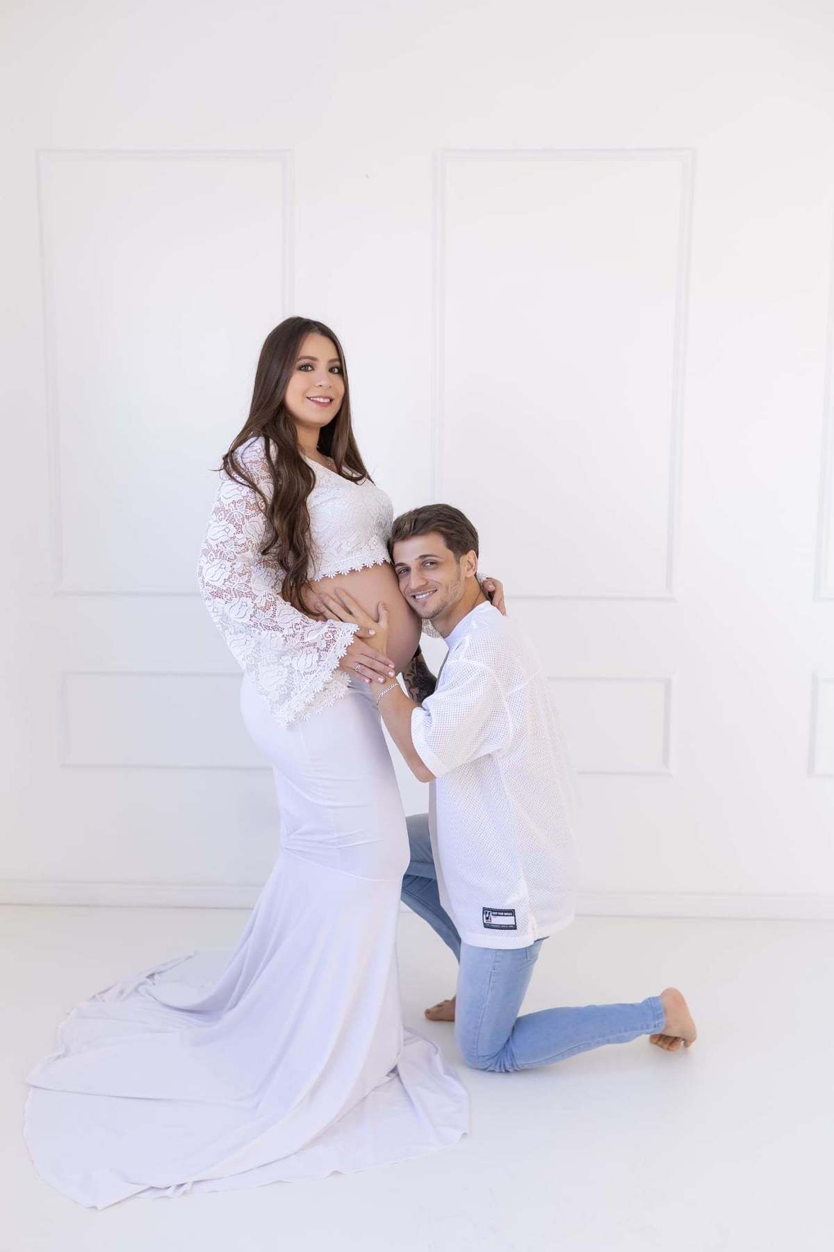 Ensaio de gestante com vestido longo verde e com saia branca, cenários brancos clean com cama e parede de boiserie, fundo branco e muito mais.
Fotógrafa em Londrina especializada em ensaios de gestante. Estúdio Gy fotografia 