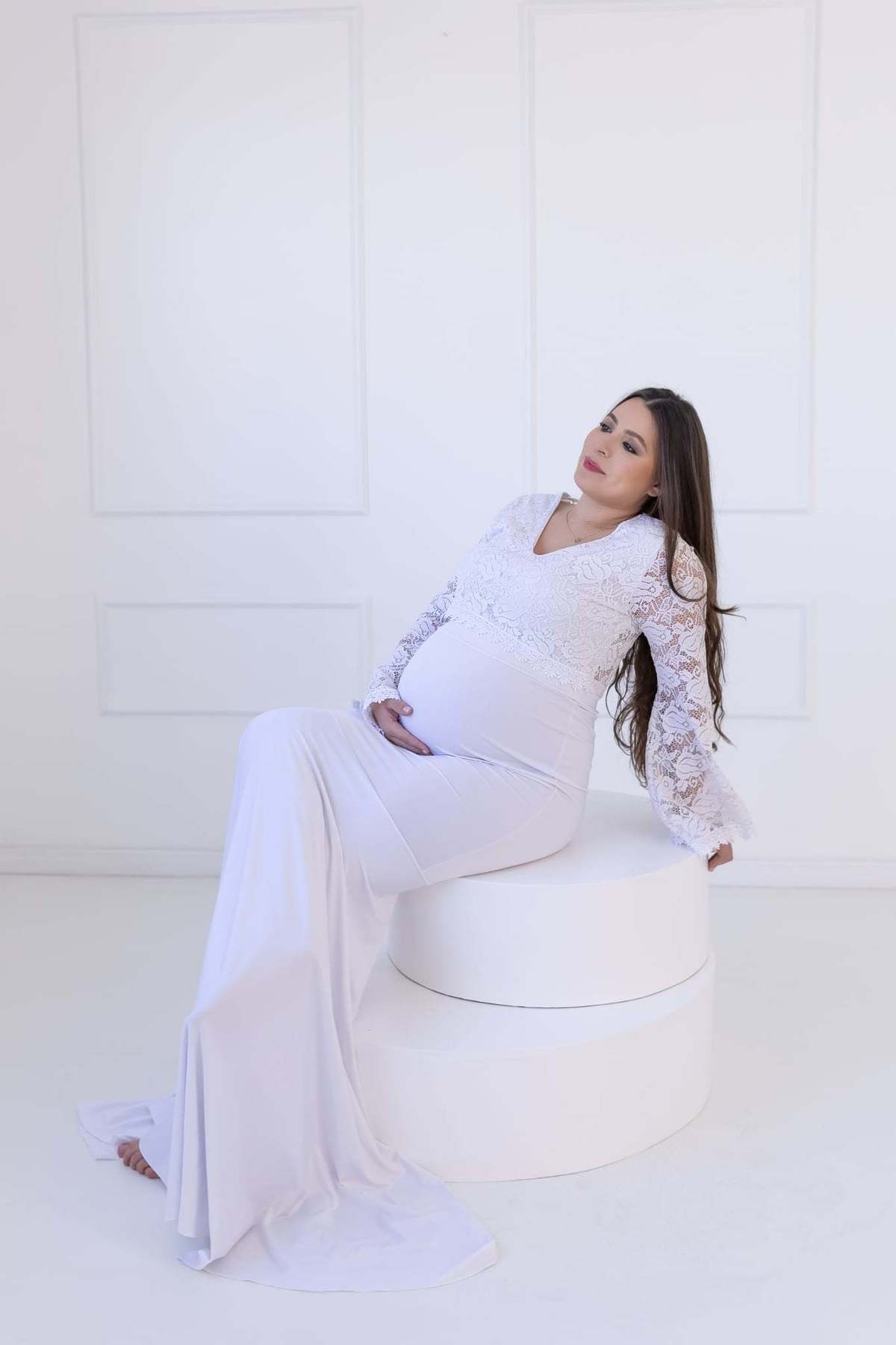 Ensaio de gestante com vestido longo verde e com saia branca, cenários brancos clean com cama e parede de boiserie, fundo branco e muito mais.
Fotógrafa em Londrina especializada em ensaios de gestante. Estúdio Gy fotografia 