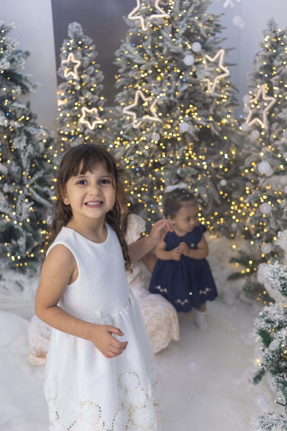 Ensaio de Natal em família, cenário fábrica do papai Noel, cenário neve e cenário cama! Todos se divertiram durante a sessão! Fotógrafa de estúdio especialista em ensaios de família. Estúdio Gy fotografia. 