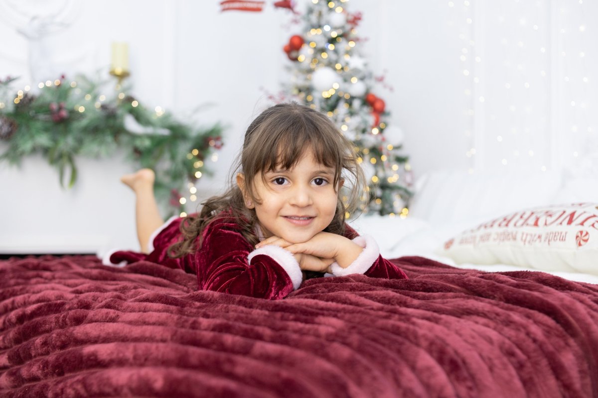 Ensaio de Natal em família, cenário fábrica do papai Noel, cenário neve e cenário cama! Todos se divertiram durante a sessão! Fotógrafa de estúdio especialista em ensaios de família. Estúdio Gy fotografia. 