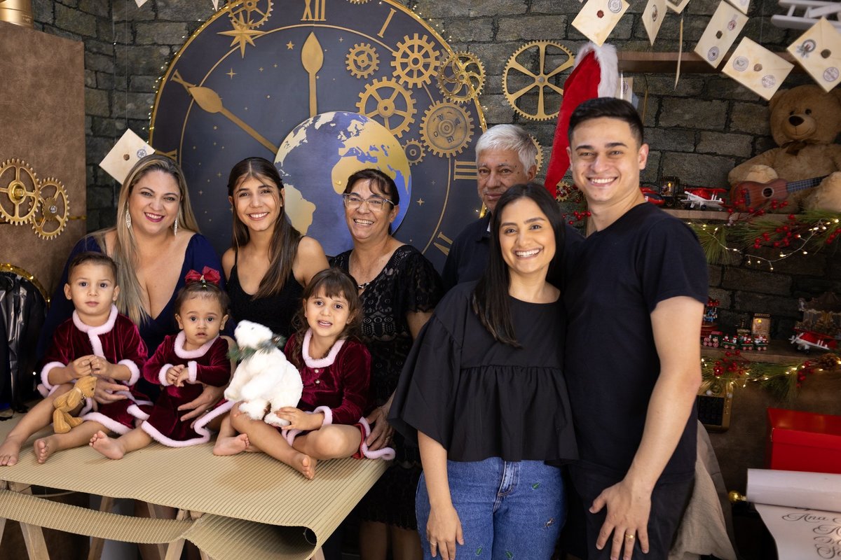Ensaio de Natal em família, cenário fábrica do papai Noel, cenário neve e cenário cama! Todos se divertiram durante a sessão! Fotógrafa de estúdio especialista em ensaios de família. Estúdio Gy fotografia. 