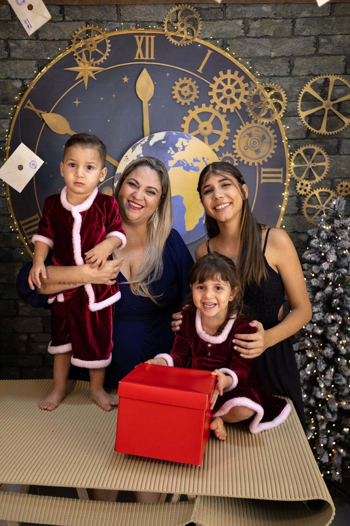 Ensaio de Natal em família, cenário fábrica do papai Noel, cenário neve e cenário cama! Todos se divertiram durante a sessão! Fotógrafa de estúdio especialista em ensaios de família. Estúdio Gy fotografia. 