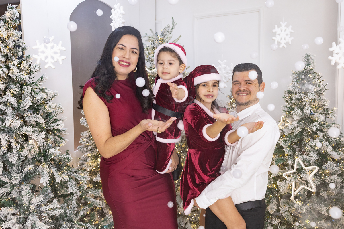 Cenario neve em Londrina-PR, ensaio de natal. Fotografo especializado em ensaios de natal. com direito a escrever a cartinha pro papai noel