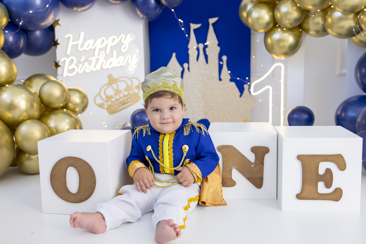 Smash the cake no tema príncipe. Fotografo em londrina especializado em ensaios de bebês
