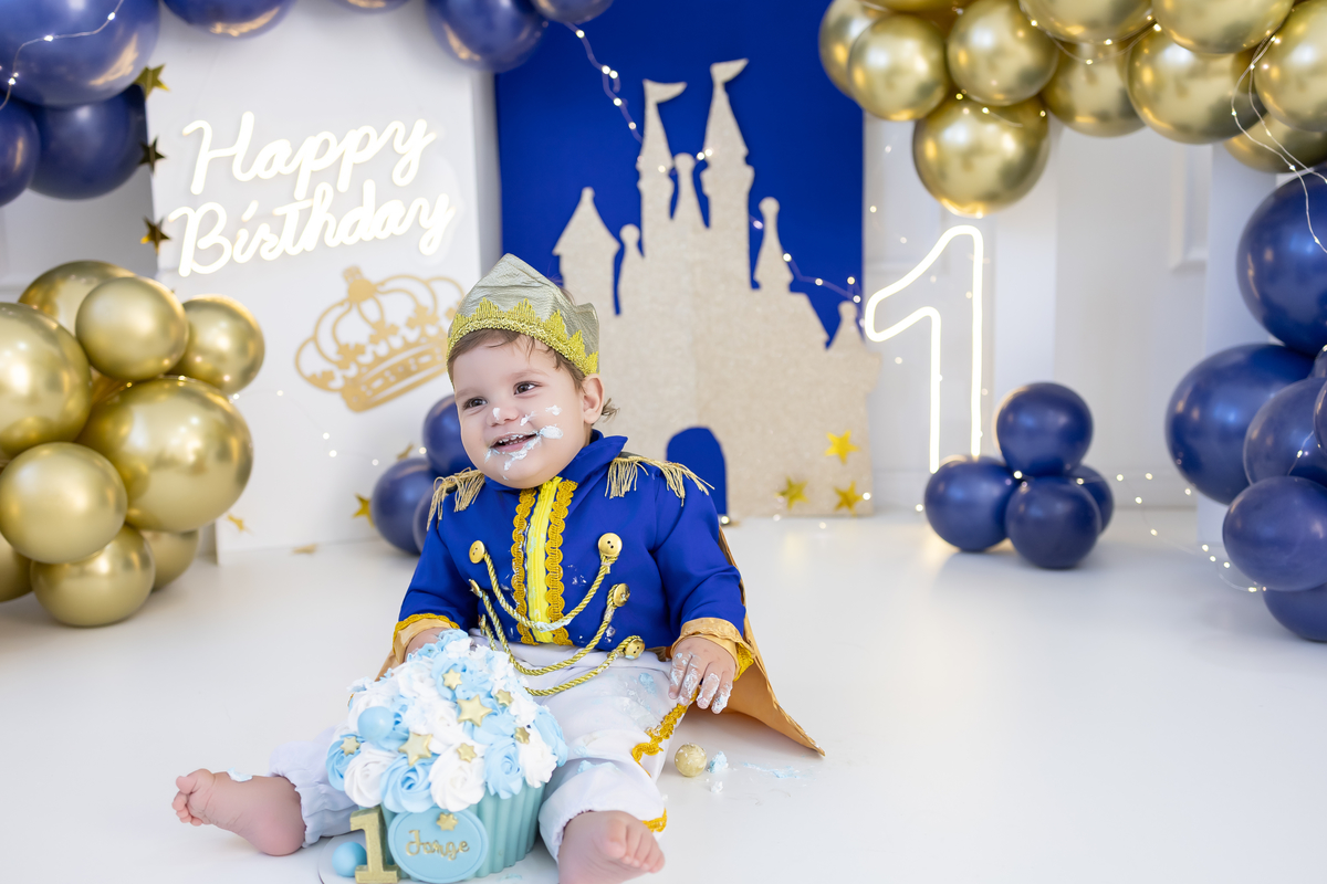 Smash the cake no tema príncipe. Fotografo em londrina especializado em ensaios de bebês