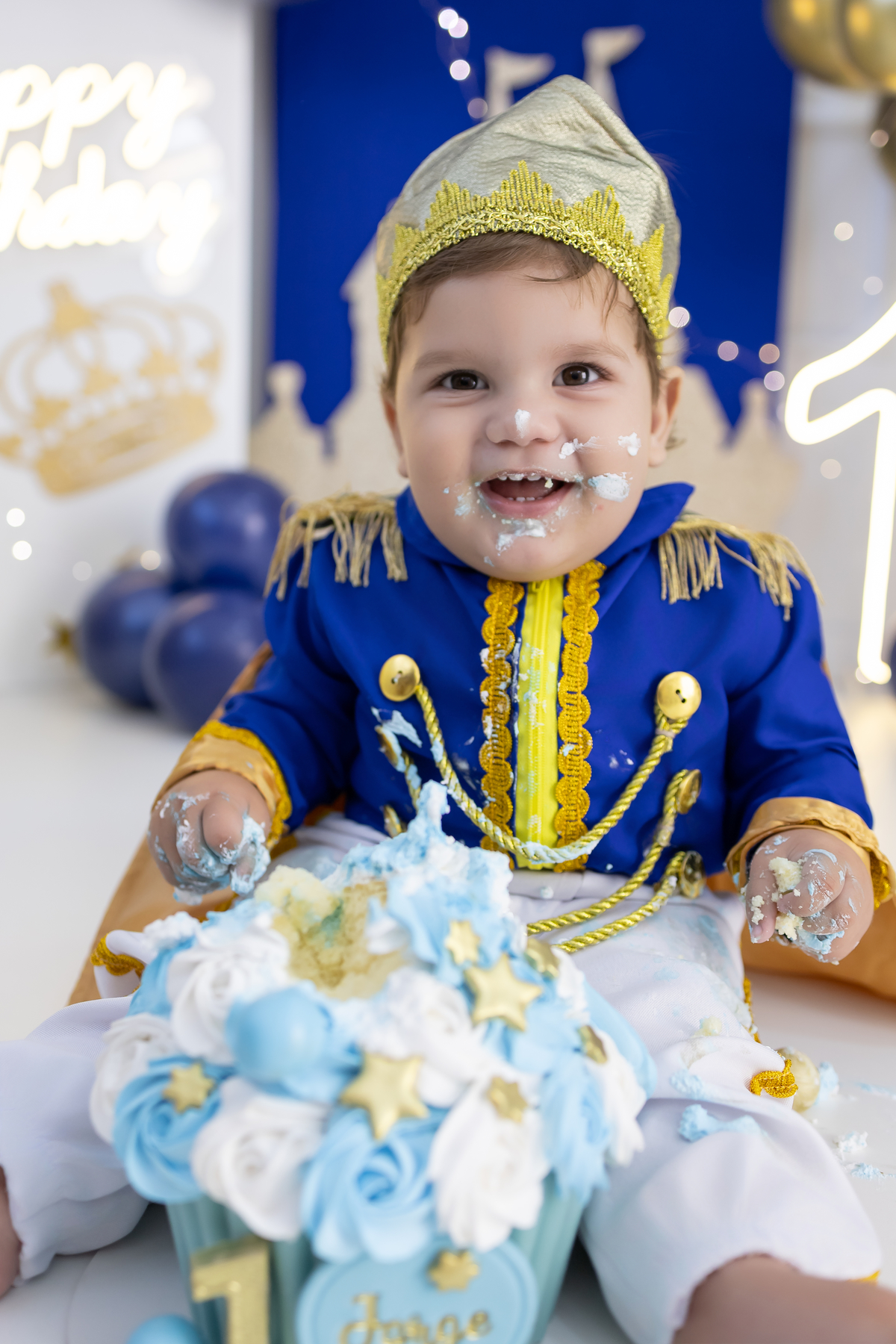 Smash the cake no tema príncipe. Fotografo em londrina especializado em ensaios de bebês