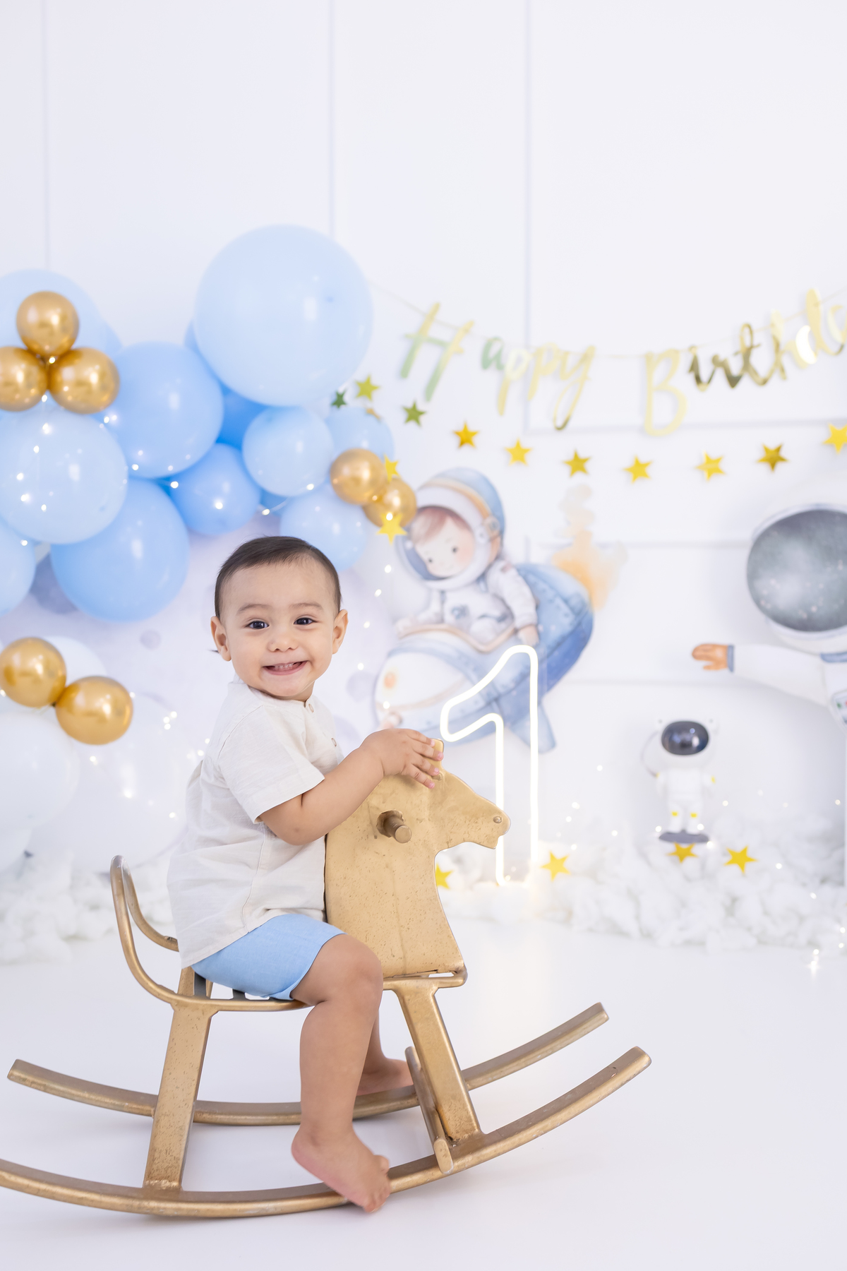 Ensaio smash the cake sem bolo - Tema astronauta. Fotografo em londrina especializado em ensaios de bebês e sessão smash.
