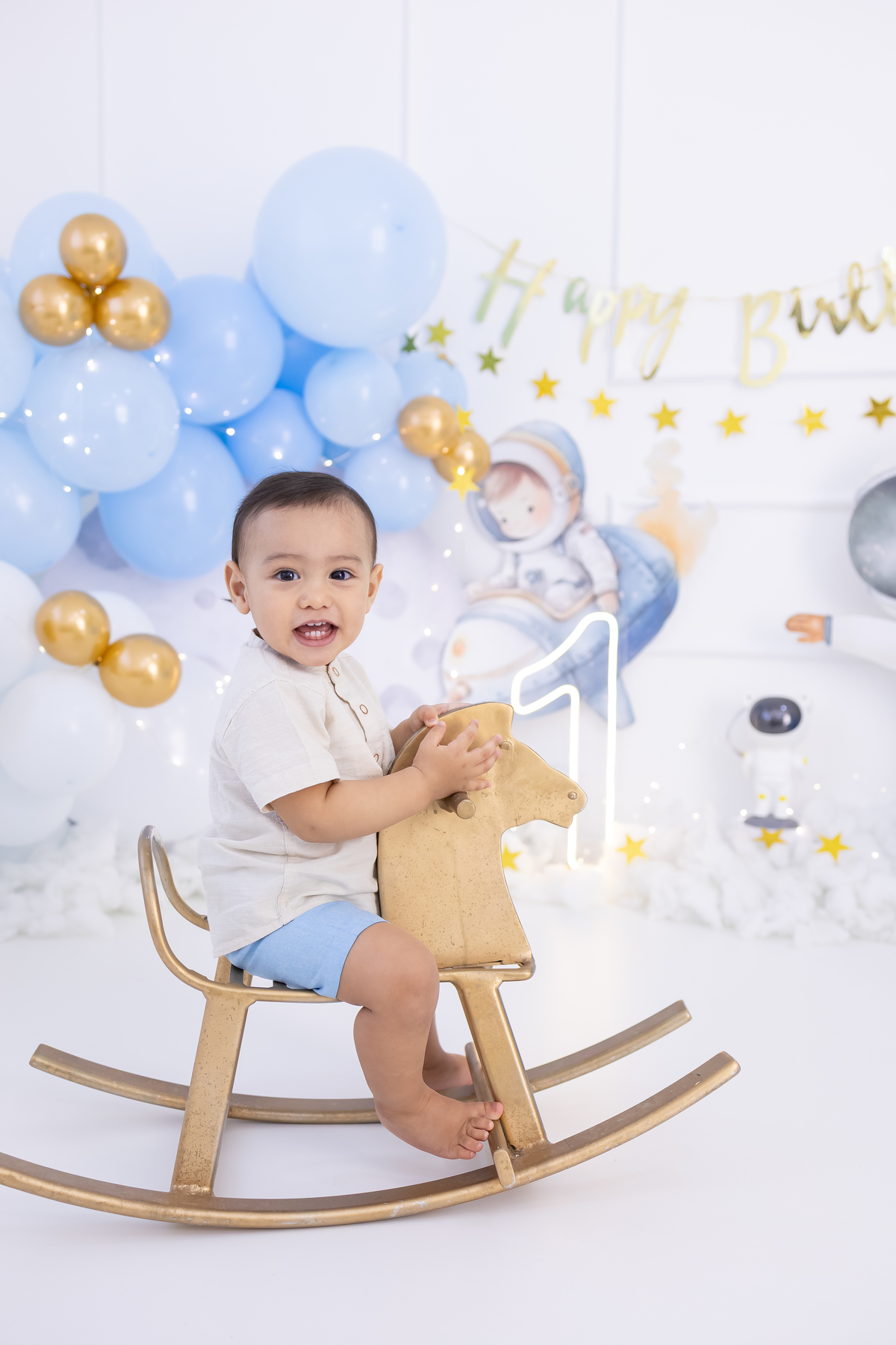 smash the cake sem bolo - Tema astronauta. Fotografo em londrina especializado em ensaios de bebês e sessão smash.